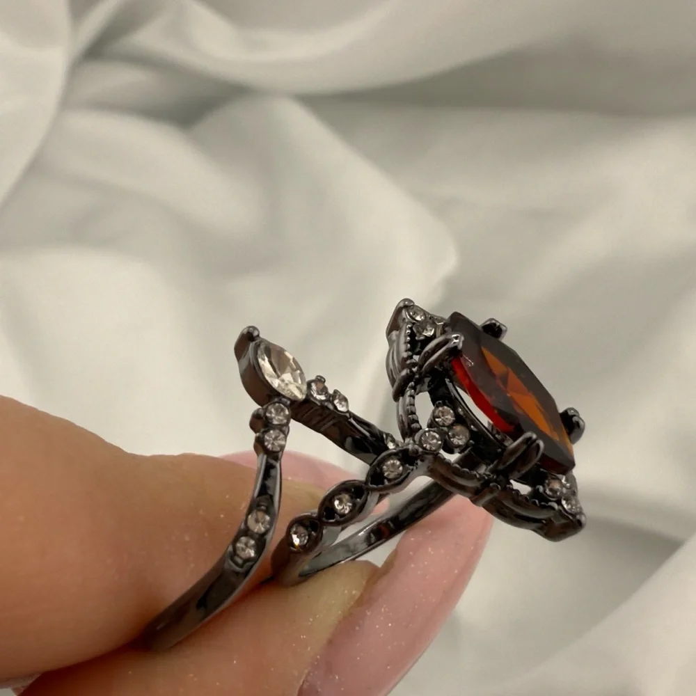 New!!! Vintage Red and Black Gemstone Ring